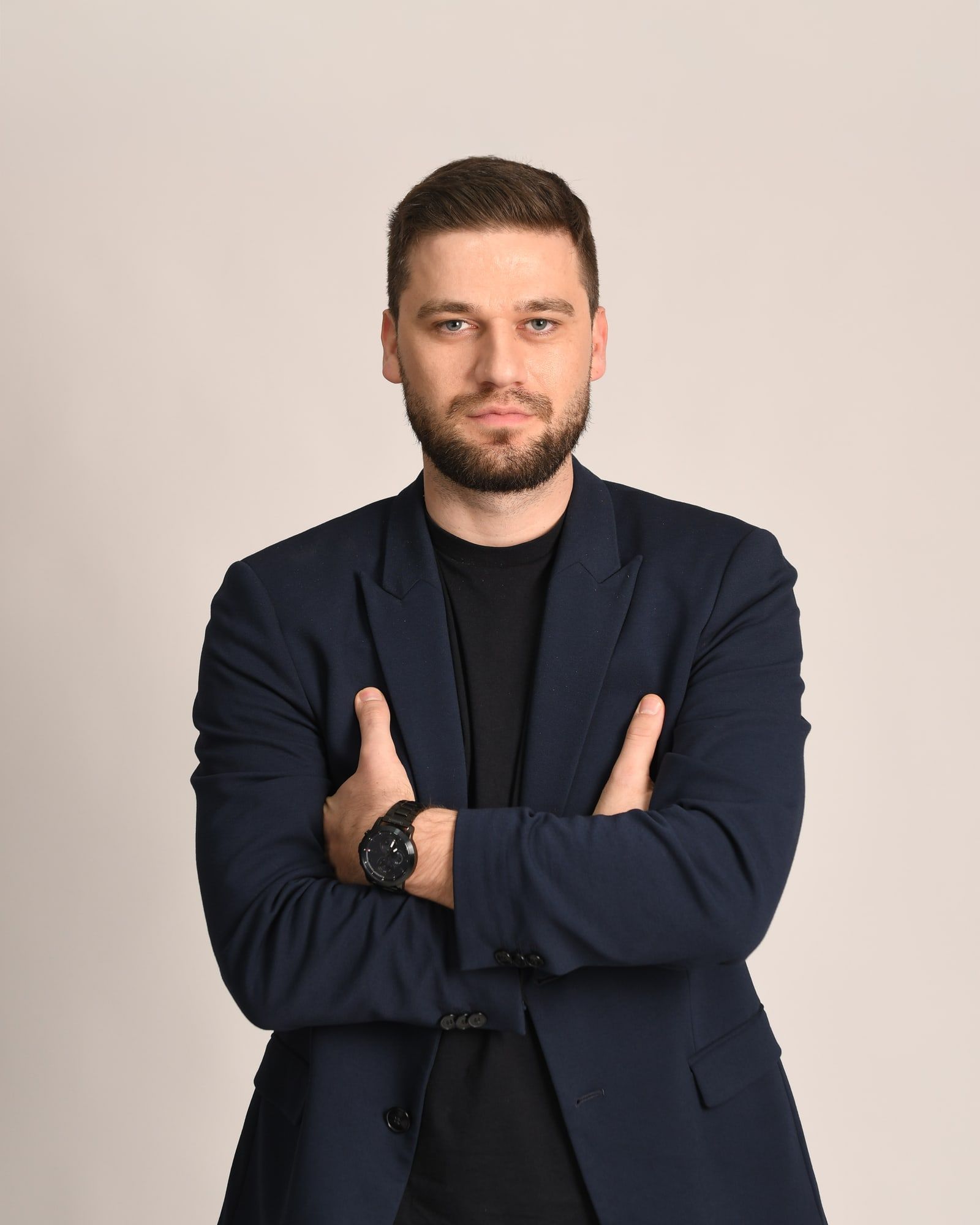 Portret: dr Ivan, kratka kosa i brada, tamnoplavi sako, ruke prekrštene, svetla pozadina